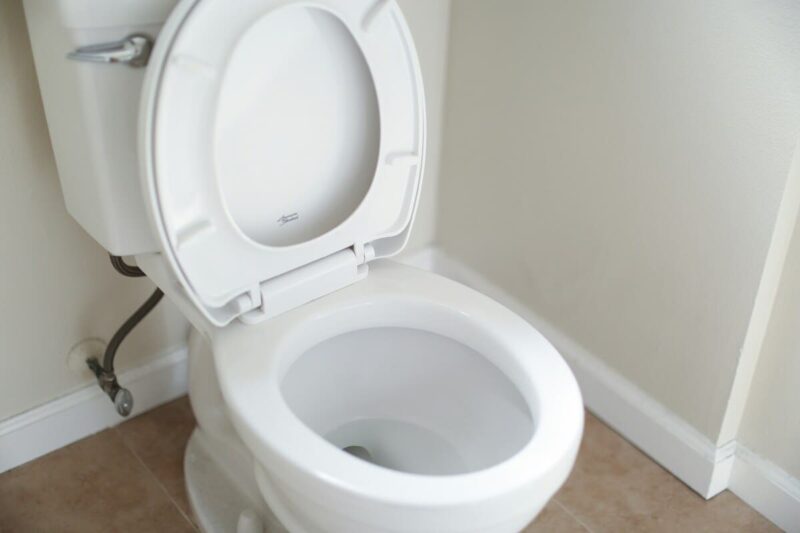 Sanitario moderno en baño elegante – Guía para elegir el mejor